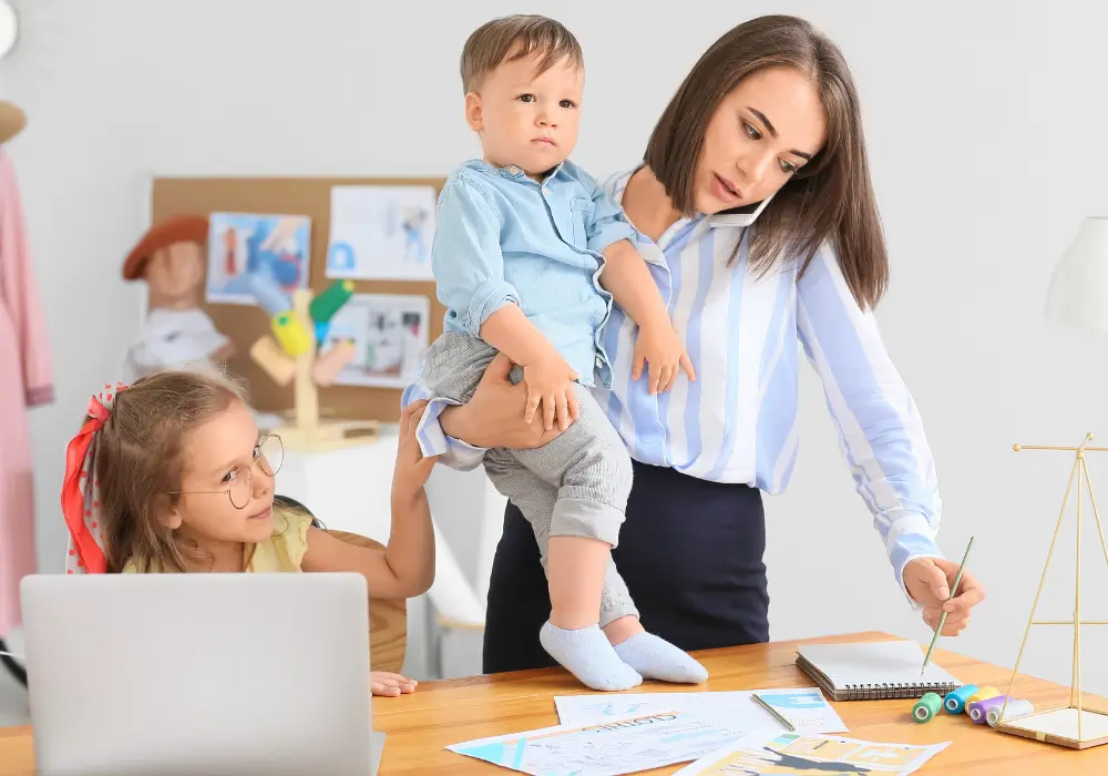 Žena koja razmišlja o financijskom planu